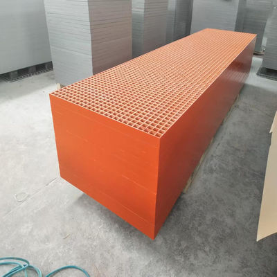 Yüksekliği 50mm, panel boyutu 1007x4040mm, sarkan yüzey 40x40 boyutlu turuncu renkli ızgara. Su bitkisi yürüyüş yolu veya koridor için mükemmel