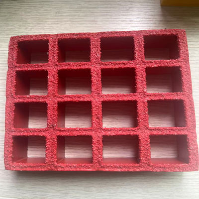 Ağ boyutu 38x38mm, kırmızı renkte FRP kalıplı ızgara, yüzeyinde çamurlu kayganlık önleyici yüzey.