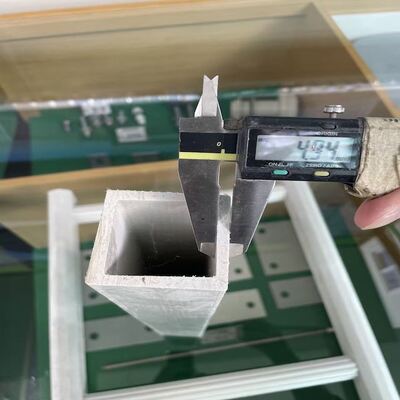 Polyester epoksi ve fenolik reçinelerden yapılmış, elektrik yalıtımı ve dayanıklılık sağlayan çok yönlü FRP Dikdörtgen Tüp profilleri