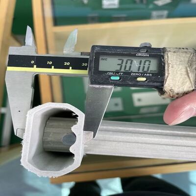 Yumuşak yapı, yüksek dayanıklılık ve mükemmel korozyon karşıtı özelliklere sahip pultrüde FRP düzensiz şekilli profiller