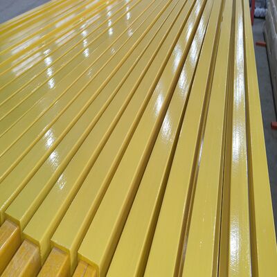 Pultrüzyon işlemiyle üretilmiş FRP dikdörtgen tüp, yüzey pürüzsüzlüğü ve iyi görünüm için çok yüksek talepleri karşılamak üzere belirli bir boya ile yüzey fırçalanmış